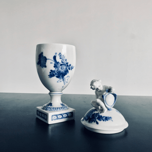 Deckelvase mit Puttofigur und Blumen - Tuxedo Park Junk Shop