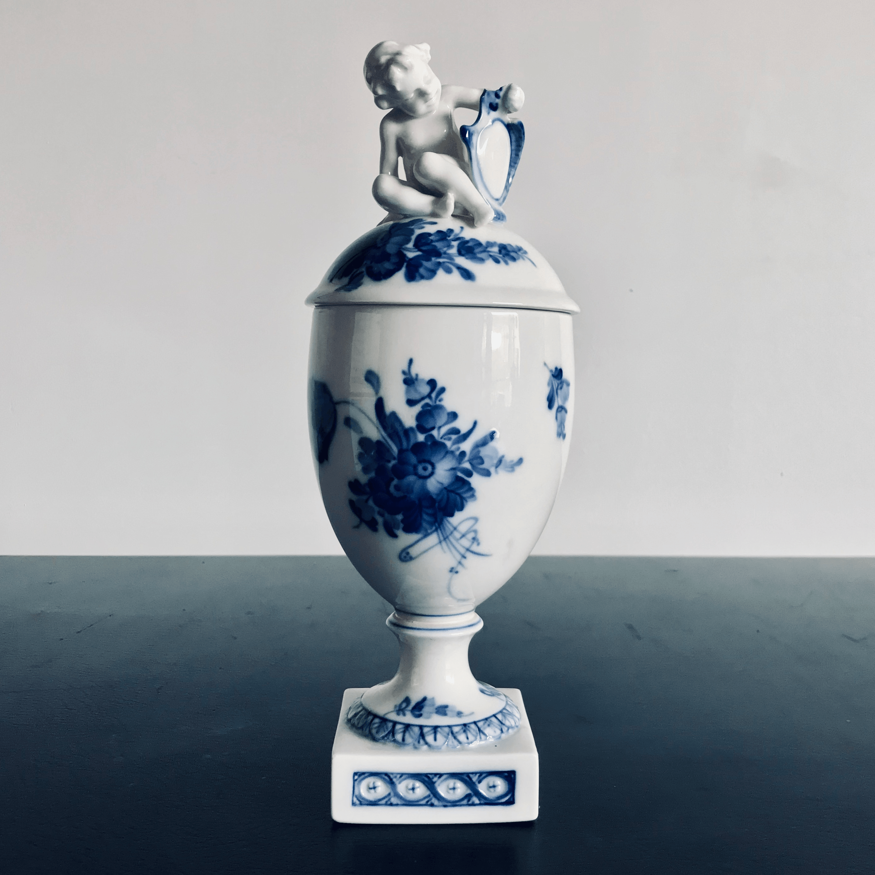 Deckelvase mit Puttofigur und Blumen - Tuxedo Park Junk Shop