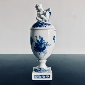 Deckelvase mit Puttofigur und Blumen - Tuxedo Park Junk Shop