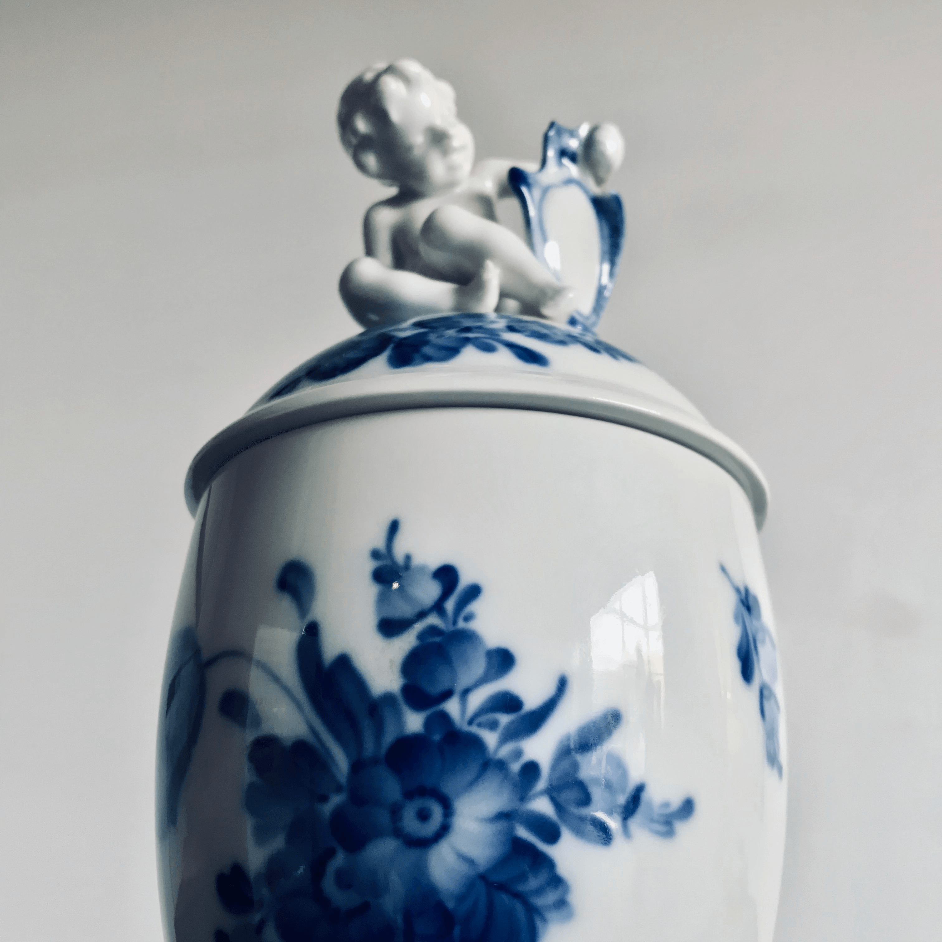 Deckelvase mit Puttofigur und Blumen - Tuxedo Park Junk Shop