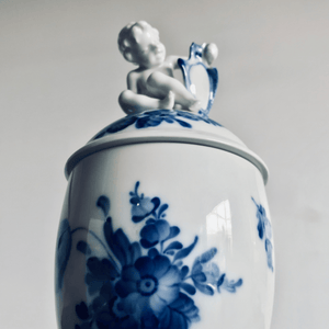 Deckelvase mit Puttofigur und Blumen - Tuxedo Park Junk Shop