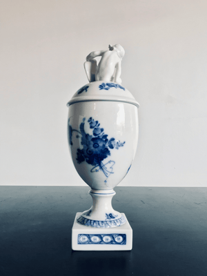 Deckelvase mit Puttofigur und Blumen - Tuxedo Park Junk Shop