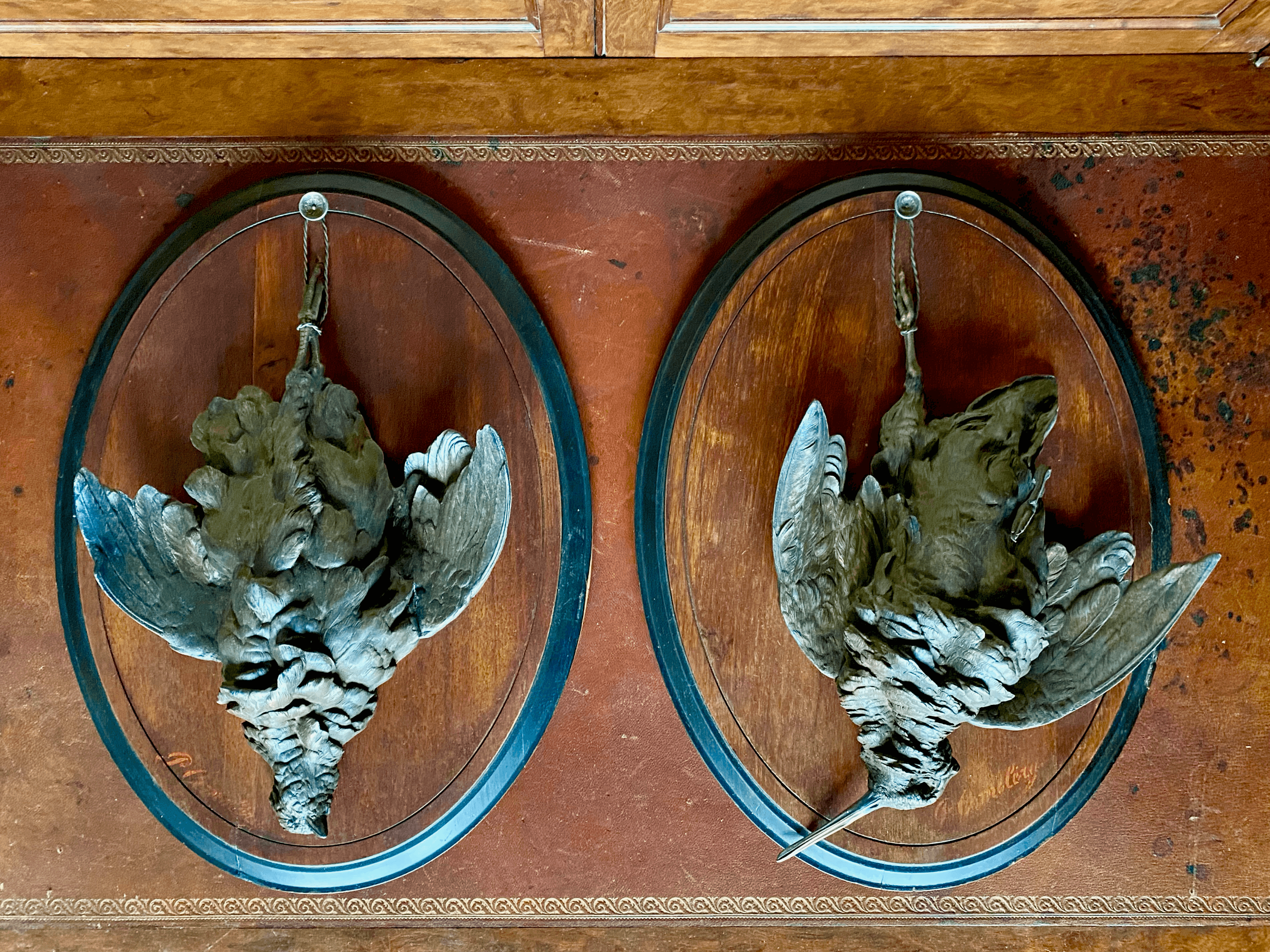Deux French Tableau De Chasse en Spelter Bronze Sur Médaillon De Bois by Paul Comoléra